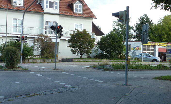 Fugngerampel und Verkehrsinsel